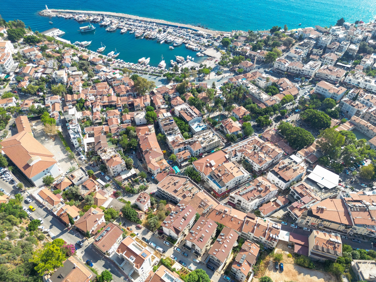 VİGA EMLAKTAN KAŞ MERKEZDE BAHÇE KULLANIMLI 2+1 DAİRE